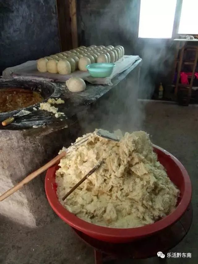 贵州三穗的"油茶"灰碱粑