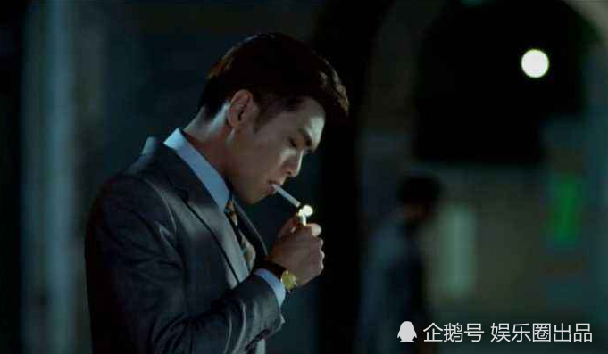 张若昀抽烟的照片也不是拍戏的剧照,是张若昀在公共场合抽烟的照片