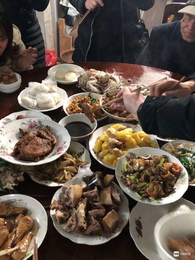 碰上这时节 温岭人都会一家人围坐在一起吃饭 一桌子的美食总能馋到