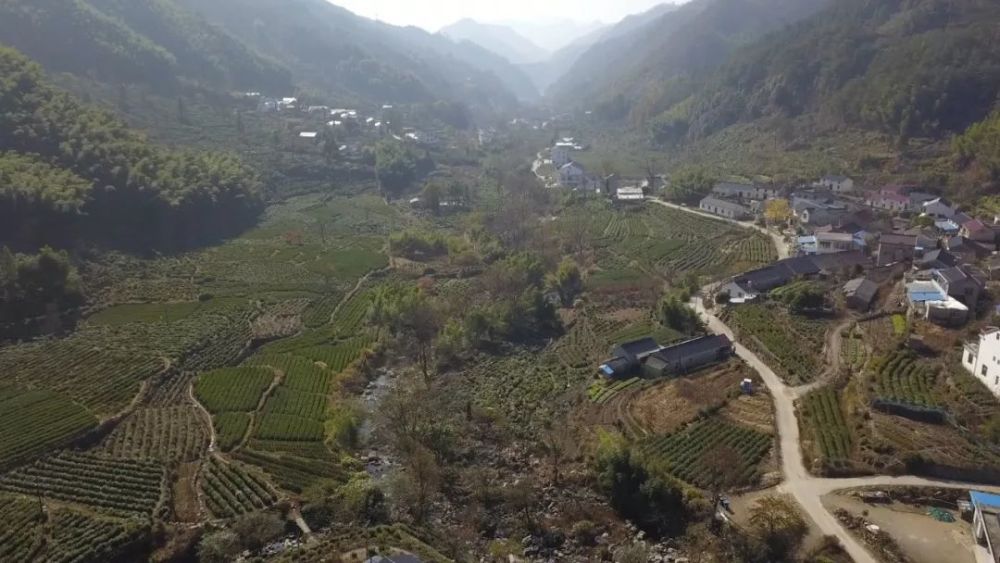 黄石溪位于青阳县陵阳镇,地处九华山天台峰南麓,方圆22平方公里,平均