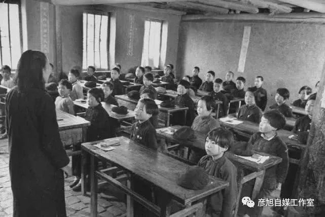 【图为80年代教室上课的孩子们和老师"身子挺直,把手背后面"老师的