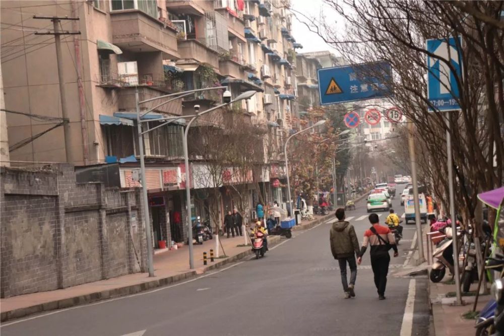 虽然现在在这一带,部队幼儿园和洙泗塘小学已经没有了,但是五中和草堂