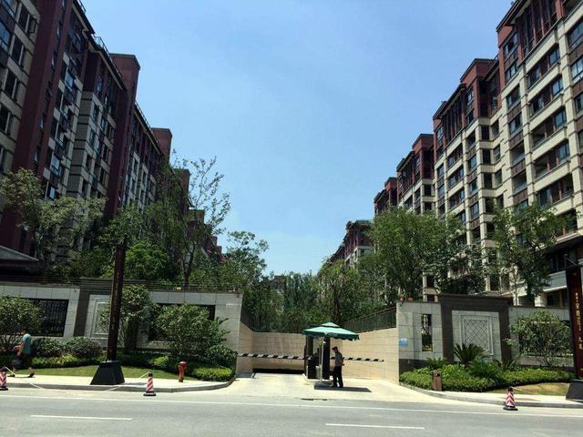 只听房价跌，没见楼市冷，一二手房卖家坦言：根本不担心房价跌