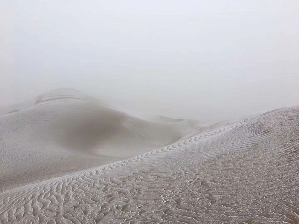 刚拍的,新疆库木塔格沙漠下雪了