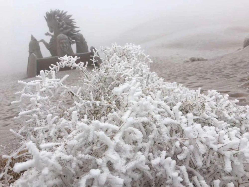 刚拍的,新疆库木塔格沙漠下雪了