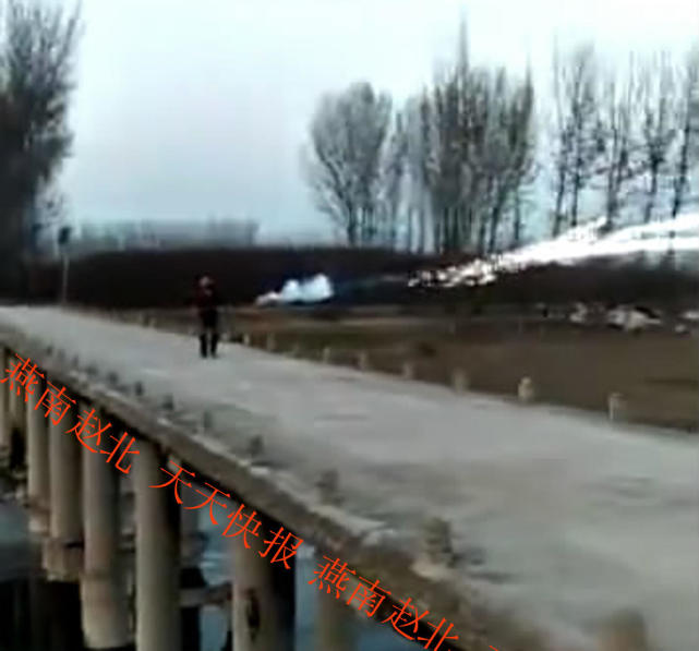 保定俩男烟花绑棍上造土炮对战