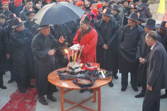 山人海,亲戚朋友八方来贺念我李氏望族先祖闲情游马发枝桃花风水宝地