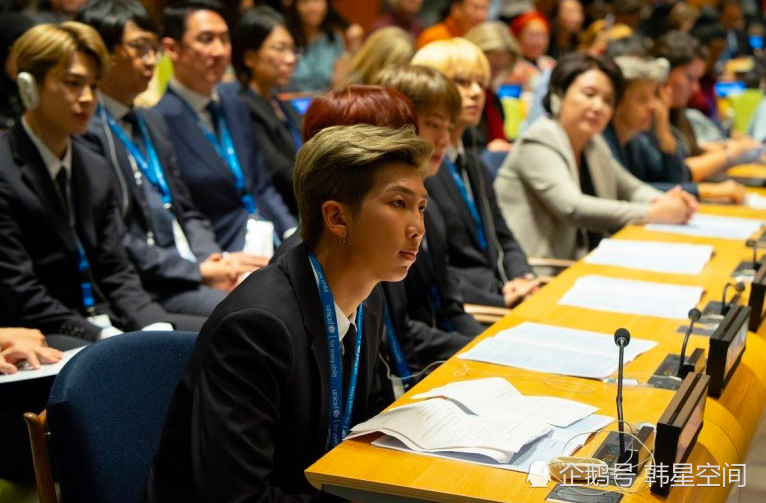 别看bts的里兜金南俊人前气场全开,就连在联合国发言都不带抖的,私下