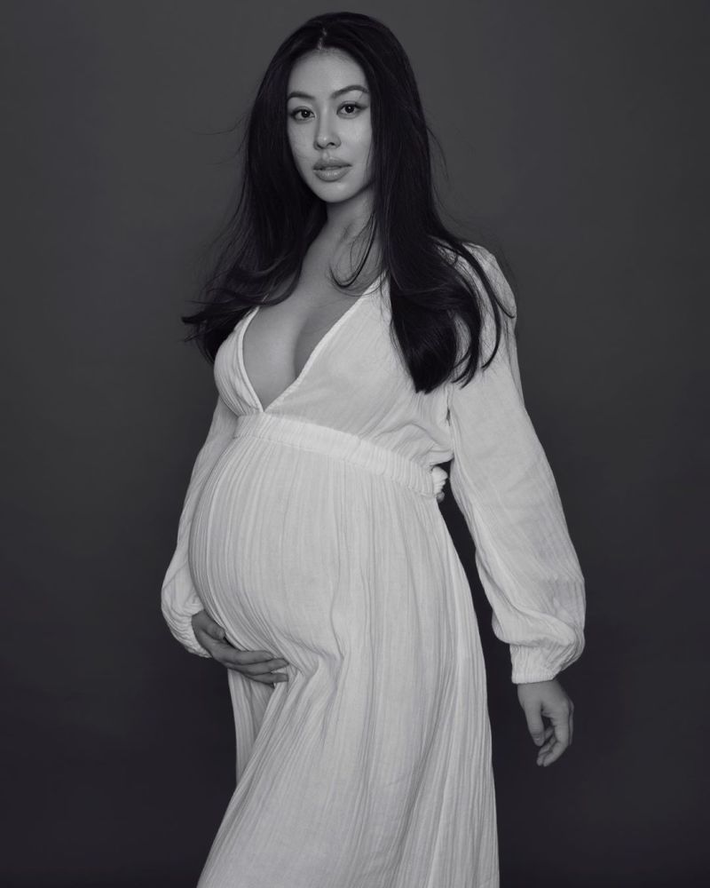 蔡诗芸挺巨肚拍孕妇写真,低胸剪裁藏不住丰满上围.