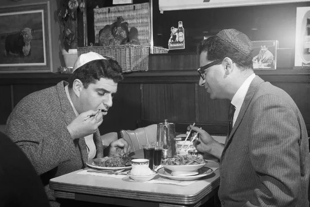 在家里都严格遵守犹太教规,但他们在外面餐馆吃饭时不会拘于这些规矩