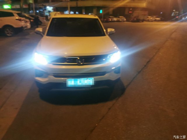 夜色中,四十五度角欣赏,线条感非常硬朗,显示出强烈的动感