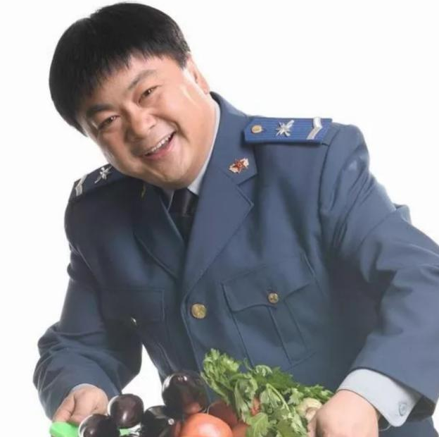 他是炊事班的洪班长,如今53岁满头白发,与妻子相爱20多年