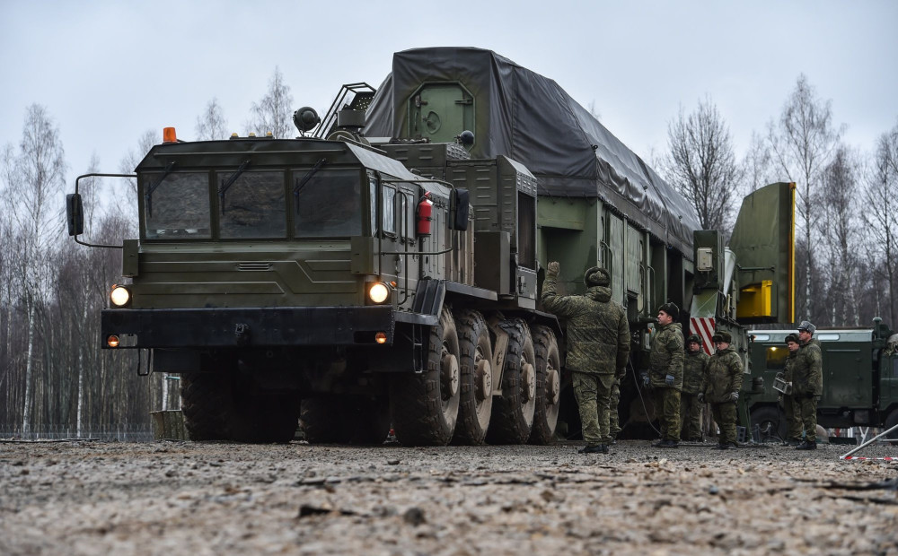 rs-24"亚尔斯"洲际弹道导弹先是被导弹运输车,运到陆基