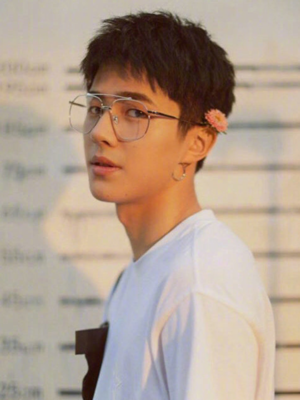 同为小鲜肉男星戴眼镜:王一博贵族范儿满满,而刘昊然却让人捧腹大笑