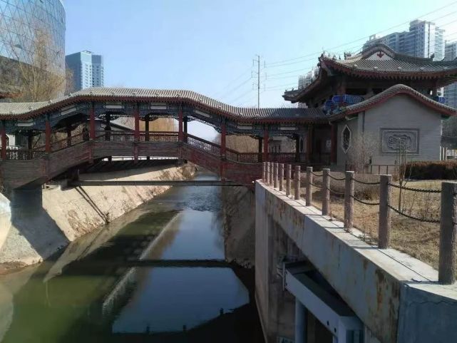 卧桥,又名握桥,是典型的伸臂木梁桥.