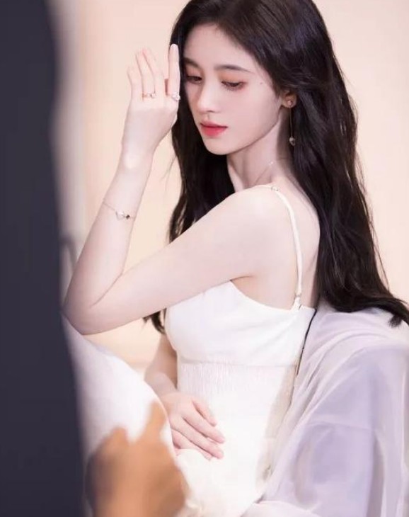 鞠婧祎美得越来越"高级"?走港风真的好惊艳,性感却不