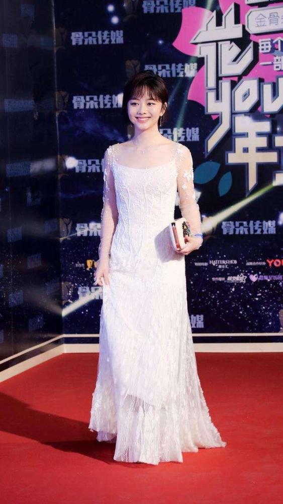 谭松韵终于换风格了,穿抹胸礼服罕见秀身材,29岁仍是"
