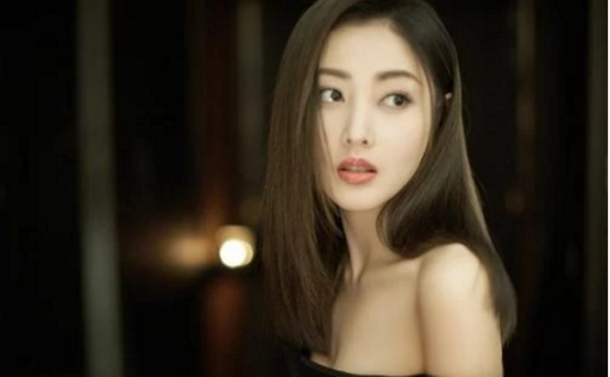 张天爱的"西装泳衣"有多撩人?本以为很保守,浮出水面那刻眼睛都离不开