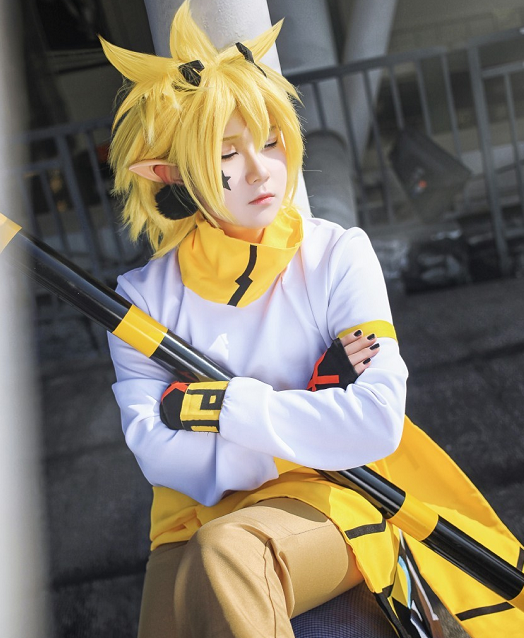 cosplay《凹凸世界》动漫角色嘉德罗斯,金发小姐姐