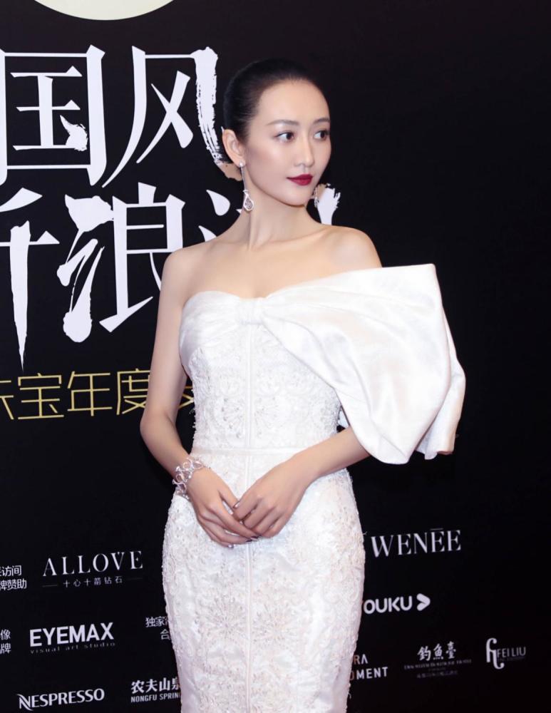 王鸥身穿mithridate礼服,钻石落泪妆跨界歌王一展歌喉,歌声超美