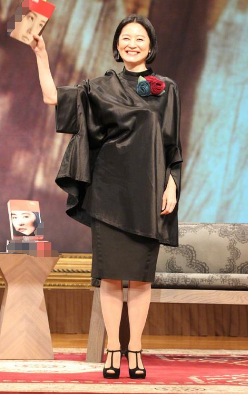 林青霞真不服老,穿包臀短裙踩12cm恨天高,哪像65岁的样子?