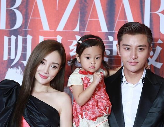 贾乃亮李小璐离婚后,甜馨很少笑了,用口罩把脸全部挡住,可怜了孩子