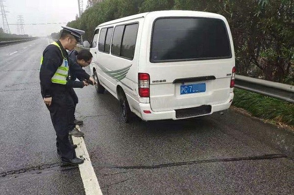 金山一面包车高速爆胎 交警及时处置避免险情