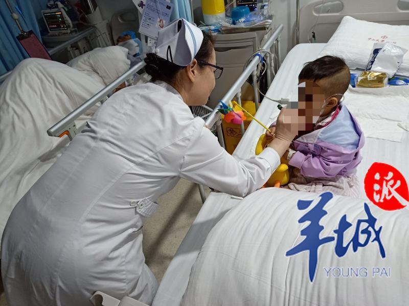 2岁女童口长巨瘤,医生出钱又出力助她驱赶病魔