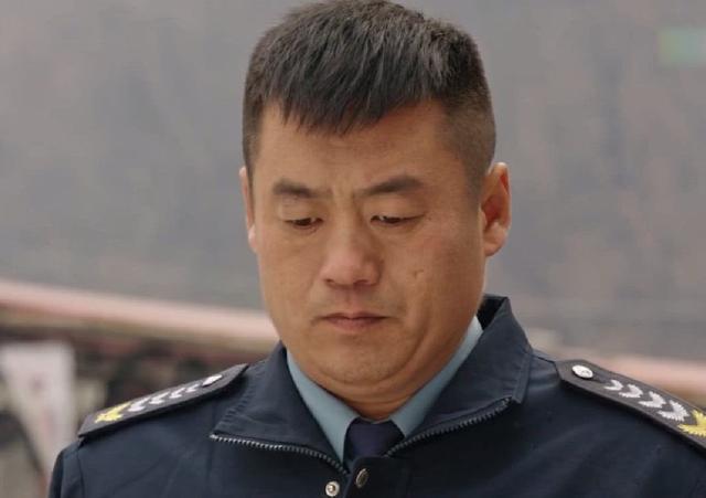 "保安队长"宋晓峰也收徒了,学赵本山大架势,接受弟子跪拜大礼