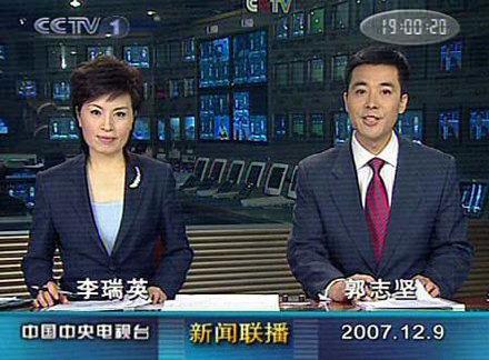 2007年,郭志坚首次坐上《新闻联播》的主播台,当时的他和现在看起来没