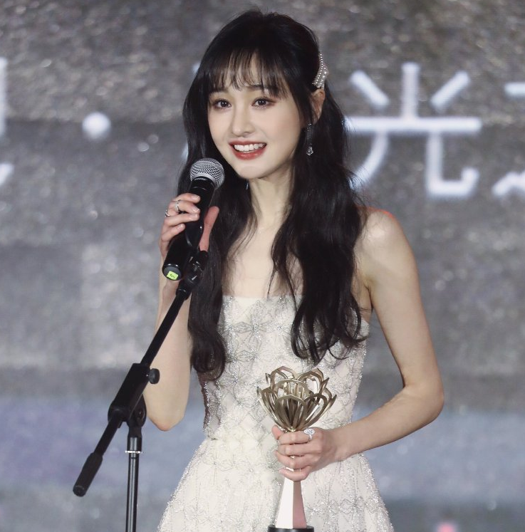 有种"偶像剧女主"叫做郑爽,穿着礼服亮相活动,这美颜爱了爱了
