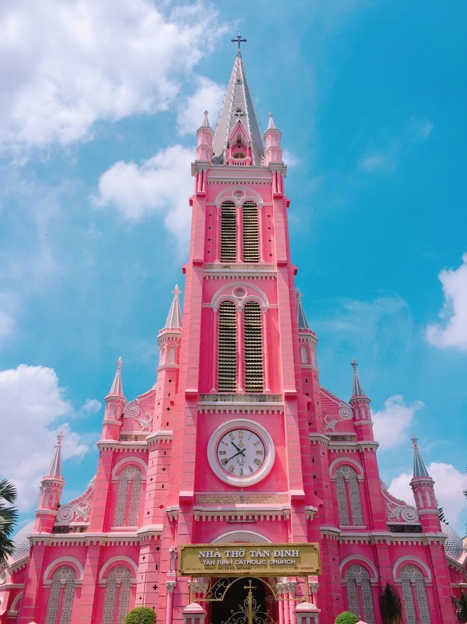 二,越南粉红教堂 全世界最美的粉色教堂 典型的哥特式建筑诉说着法式