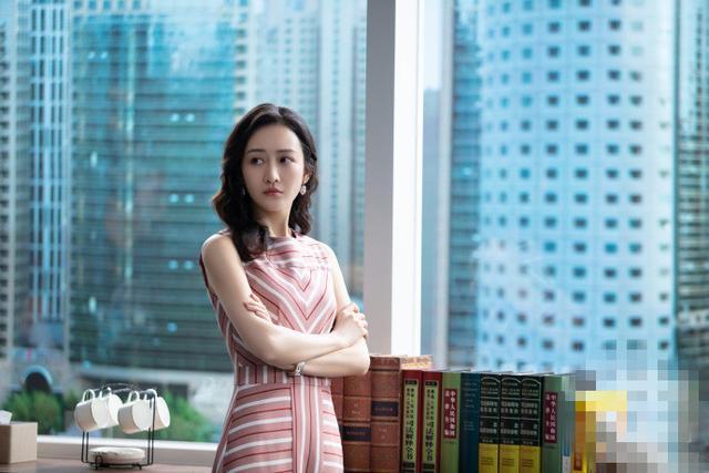 最近,靳东主演的电视剧《精英律师》正在热播,12月23日,王鸥在剧中