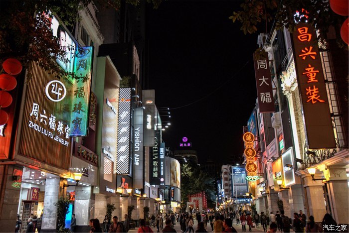华灯初上的夜晚,灯火阑珊,斑驳的灯光洒在街道上显的广州的夜景更美了