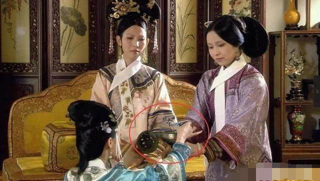 谁看懂了?《甄嬛传》甄嬛为何当着皇后的面浇灭香炉,有何寓意?
