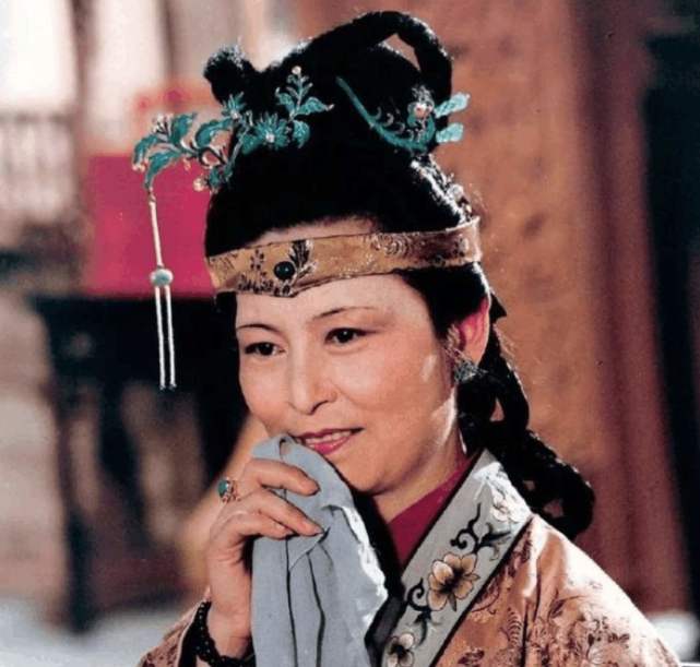 红楼梦中王夫人吃斋念佛,为何众人皆害怕?史湘云一句