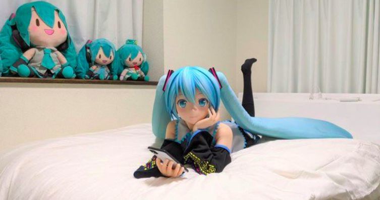 受疫情影响日本全息投影机停止服务,与初音结婚的男子