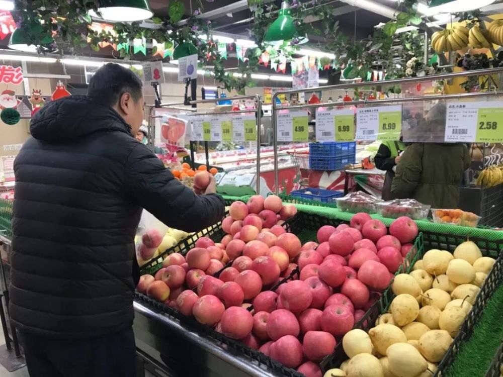 顾客正在挑选苹果