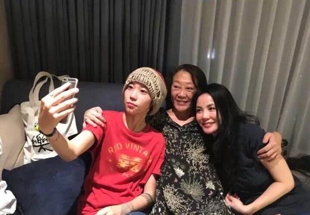 窦靖童和周迅过平安夜,搞怪合影,相差23岁的忘年交却情同姐妹