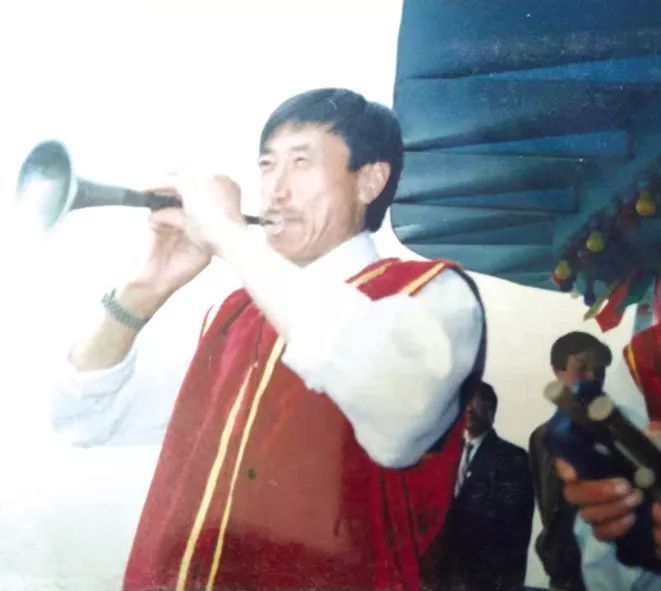 黄河旅游节上正在表演唢呐艺术的王志军