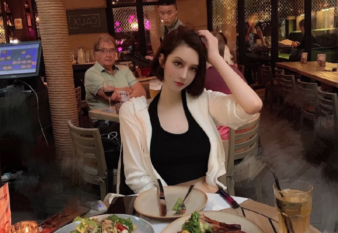但还有一个人的微博沦陷了,就是外围女陈妮妮,大家对这个人也非常的