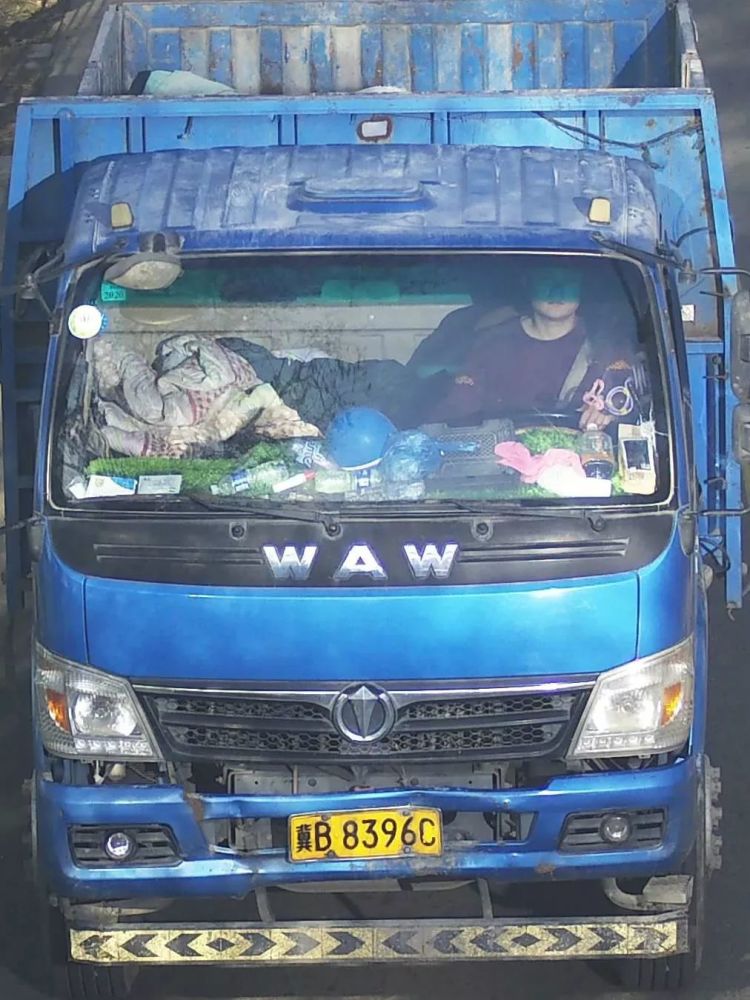 冀b7m368 下面这两位就厉害了,号牌挡住了,放大号没挡?