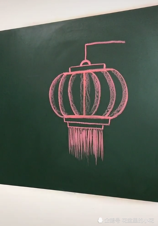 小姐姐在黑板画画玩以为给值日生添乱看到成品今后板报归你