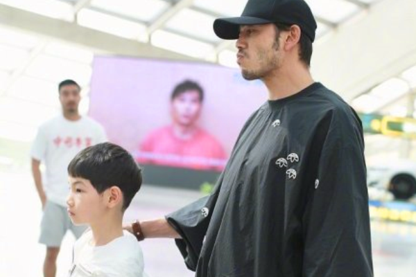 杨烁表扬儿子太敷衍杨雨辰受委屈大哭后得老爸嘴对嘴亲亲