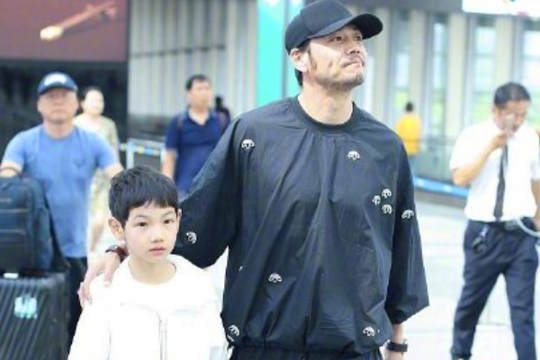 杨烁表扬儿子太敷衍,杨雨辰受委屈大哭后,得老爸嘴对嘴亲亲