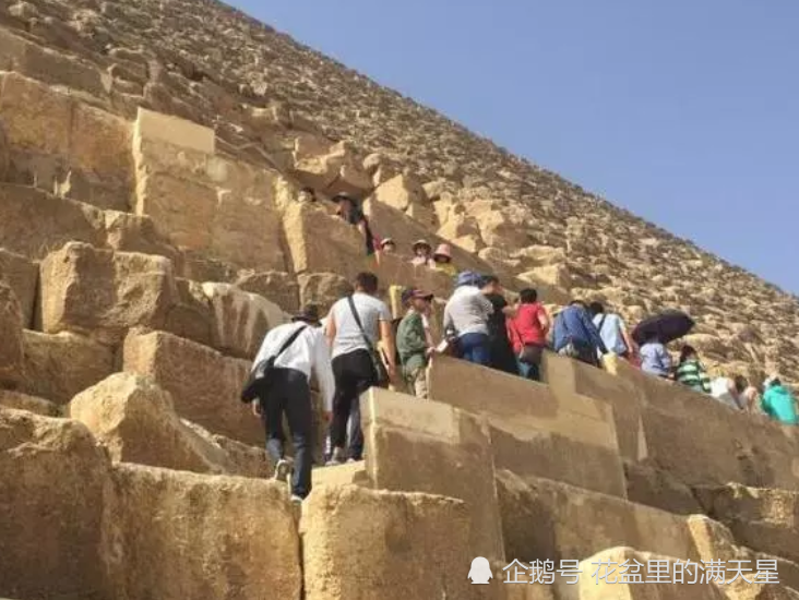 为什么金字塔不能乱爬?一个外国游客作死尝试,爬上去揭开秘密