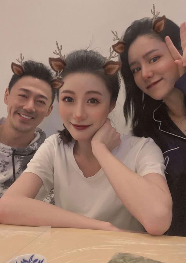 林峯夫妇合照,林夏薇p麋鹿当电灯泡,张馨月小腹隆起孕