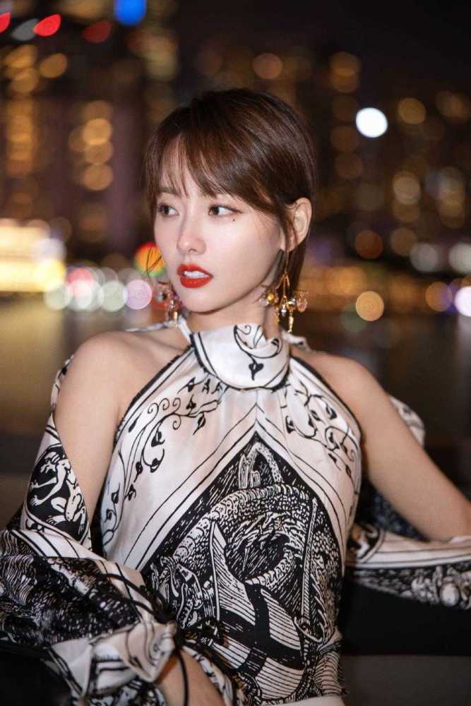张嘉倪高颜值真任性,简约短发搭配印花套装裙"高贵"优雅大气