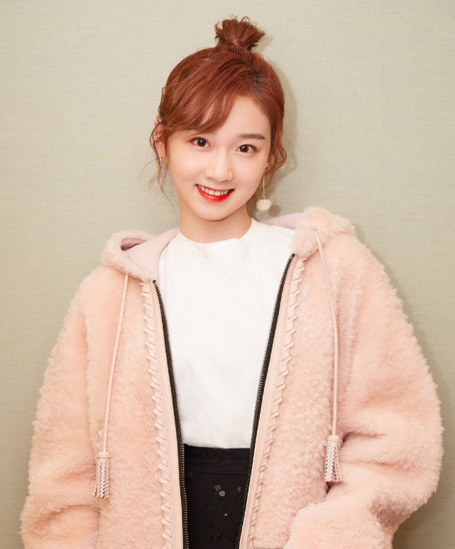 实力女星李子璇,呆萌可爱活动写真,清雅灵秀气质出众