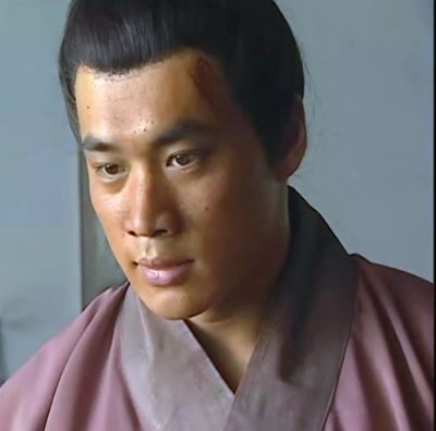 1998年,丁海峰因出演古装剧《水浒传》一夜爆红,当年的丁海峰才只有29